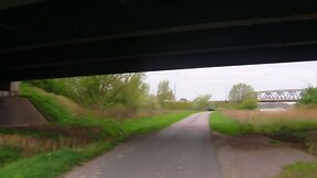 Exhibe et surpris par le train