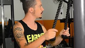 Personal trainer safado come seu cliente no meio da academia