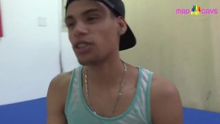 Jovenzuelo hetero brasileño nos da biberón